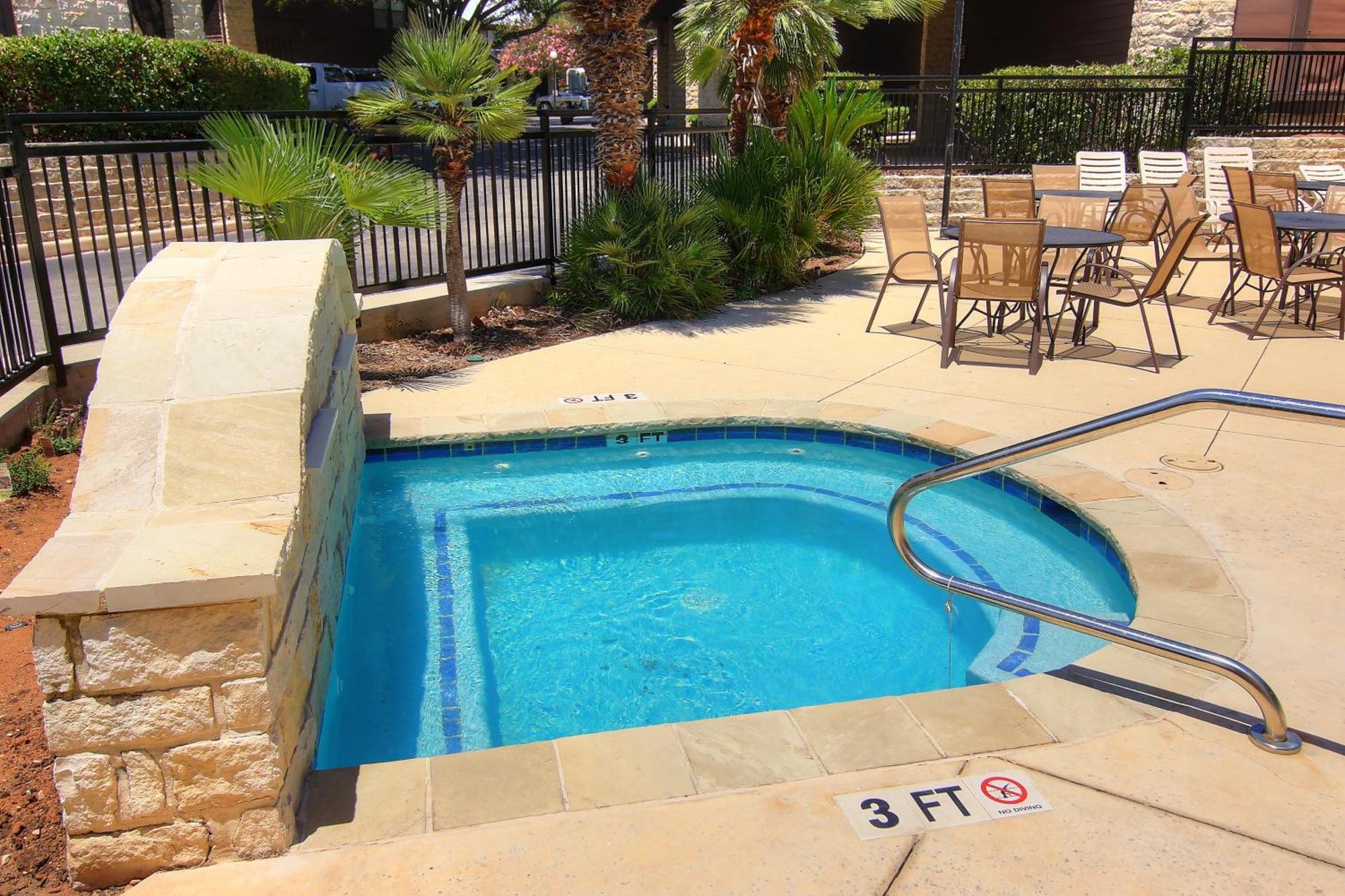 The Iron Cactus Condo On The Comal Cw C102 New Braunfels Εξωτερικό φωτογραφία