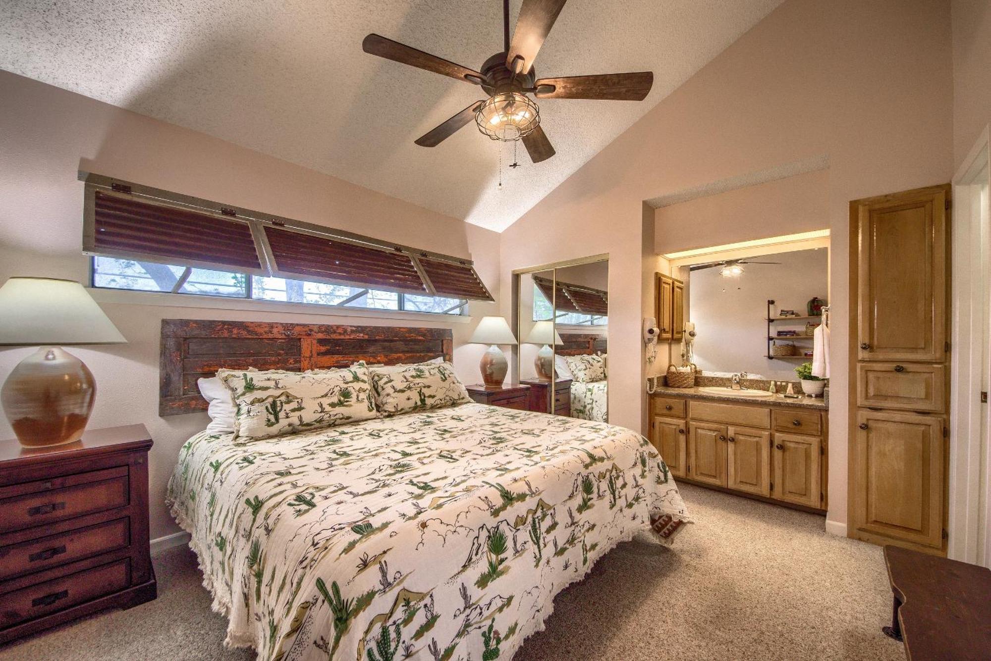 The Iron Cactus Condo On The Comal Cw C102 New Braunfels Εξωτερικό φωτογραφία